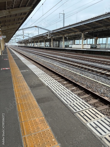 駅のホームと線路