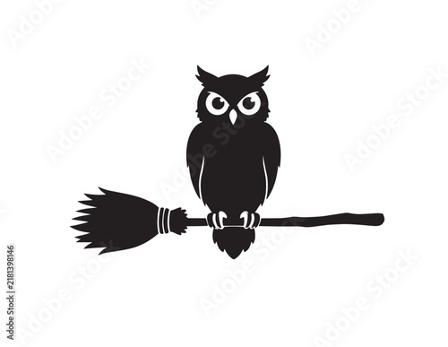 фотографія Wise owl silhouette perched on a witch broomstick for magical Halloween holiday