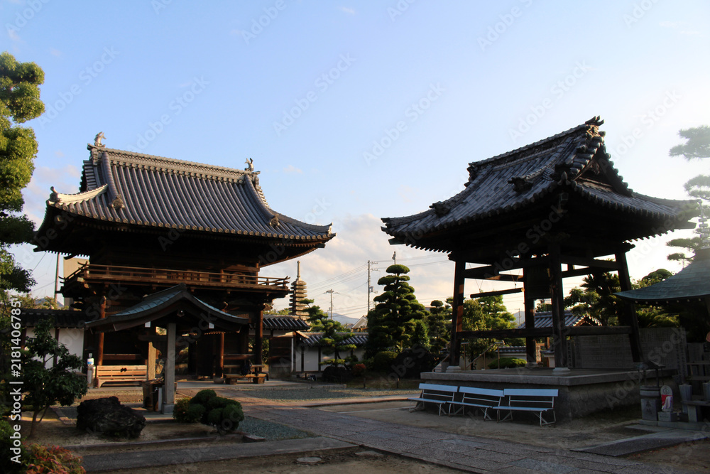 Obraz premium Grand Niomon Gate and Temple Belfry Tower at Sairinji (Temple 48) on Shikoku Henro Pilgrimage, Ehime 2026