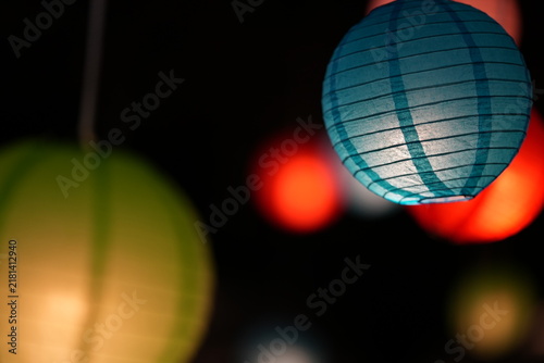 Plakat お祭りや夜市に飾られた色鮮やかな提灯のボケ味の効いた風景