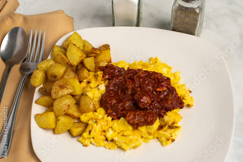 фотографія pulled pork  on scramble eggs