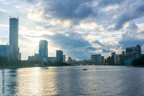 Foto View of the Iset pond in Yekaterinburg, Russia, from the embankment