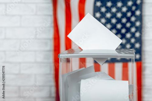 Foto US election banner with voting ballot entering a transparent voting box, the US flag in the background with copy space, symbolizing American elections and democracy