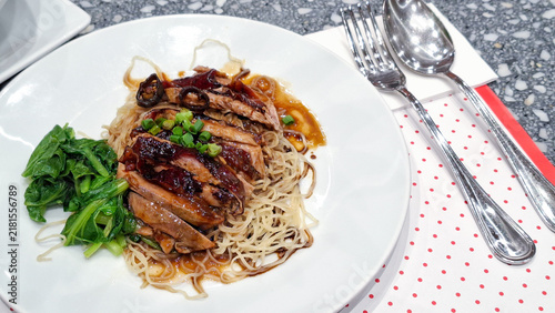 Foto Chinese roasted duck egg noodles topped with sliced savory duck