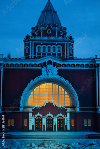 Obraz na plátně Vertical close-up of the grand central tower and glowing arched window of the mi