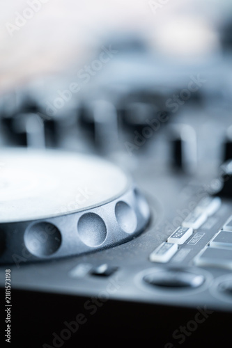 Foto Close-up of a professional DJ controller with focus on a jog wheel and performance buttons