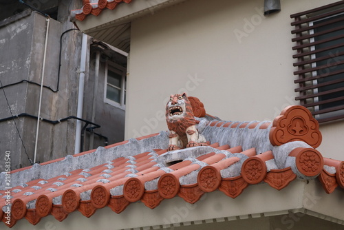 沖縄の守り神、瓦屋根のシーサー