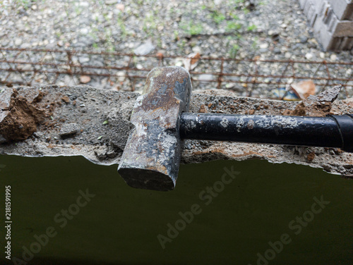 Canvas Print Old rusty sledgehammer on broken concrete wall background, house renovation and