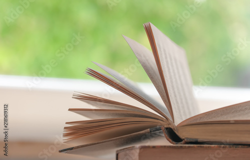 Aufgeschlagenes, altes Buch