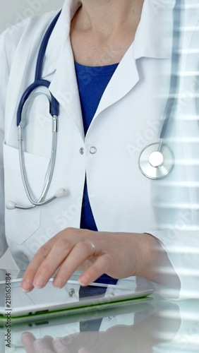 Cuadro en lienzo Medical professional using digital tablet, leveraging modern technology for pati