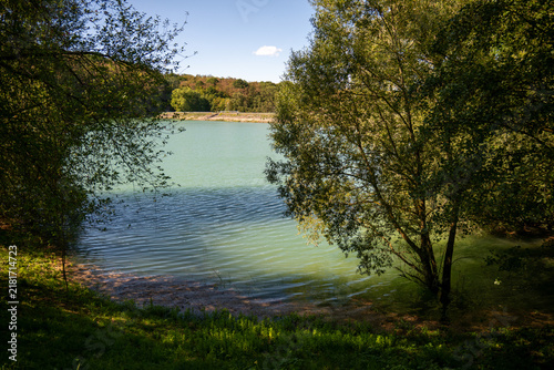 Canvastavla Uferlandschaft eines Stausees