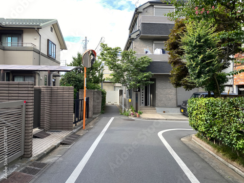 住宅が建ち並ぶ東京の道路と晴れた日の街並み