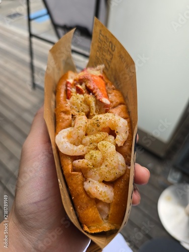 Fotografía Hand with Luke's Lobster