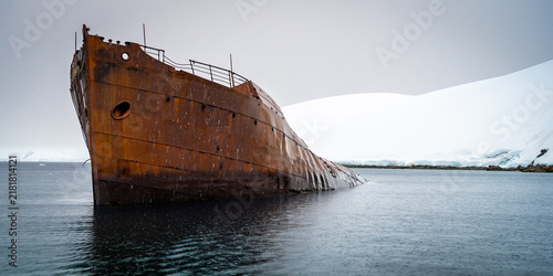 Cuadro en lienzo Bow of the Governoren shipwreck at Foyn Harbour