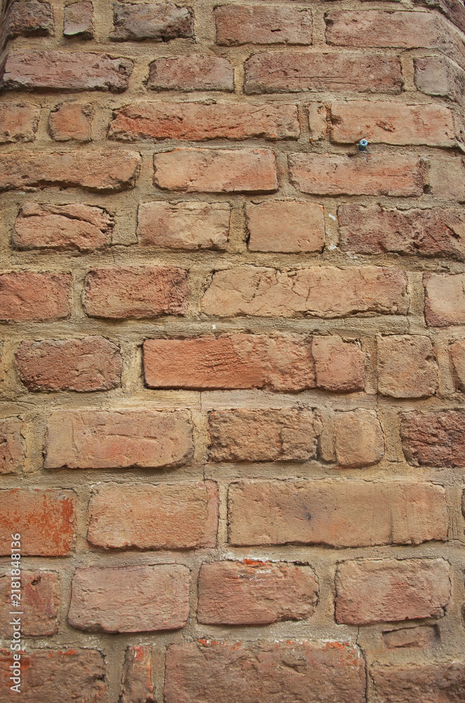Obraz premium Ściana z czerwonej cegły - różne odcienie czerwieni. Red brick wall - different shades of red. 