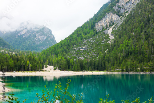 Foto Mountain lake in blue and green colors close up