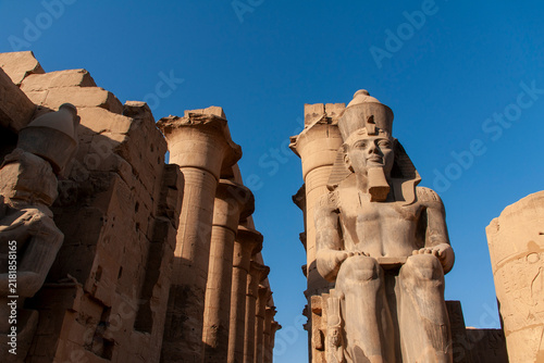 Columnata procesional de Amenhotep III vista desde el patio de Ramsés II en el templo de Lúxor