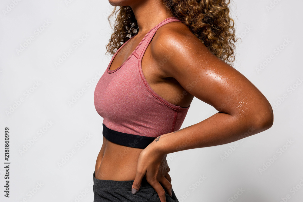 Obraz premium Athletic woman in sportswear posing