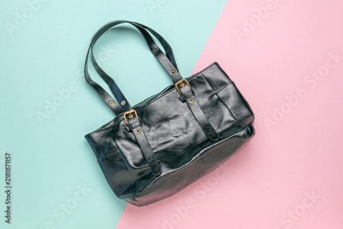 фотографія Stylish Black Leather Handbag on Trendy Pastel Background