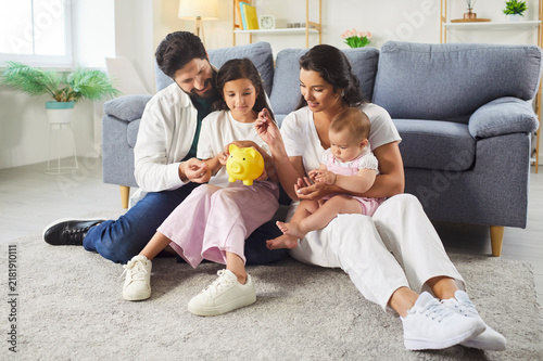 Cuadro en lienzo Parents teach kids to save money