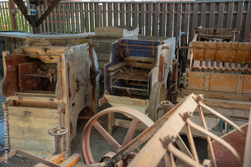 Foto Close-up of a part of an old threshing machine outdoors.