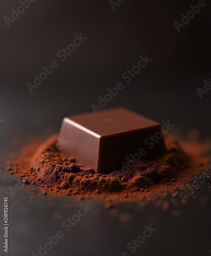 Obraz na płótnie Chocolate square piece with cocoa powder