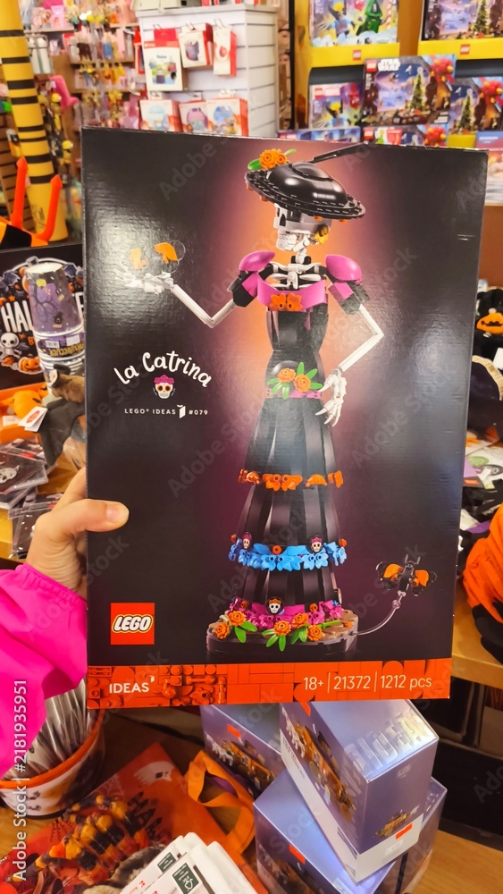 Obraz premium Potsdam, Germany - September 03, 2026: LEGO La Catrina building set box held by a person in a store, featuring colorful design and Halloween-themed decorations