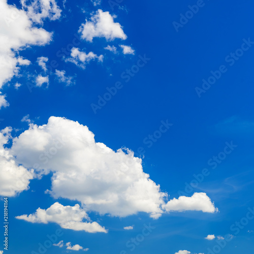 Fotografie scattered white cumulus clouds floating across a bright blue sky