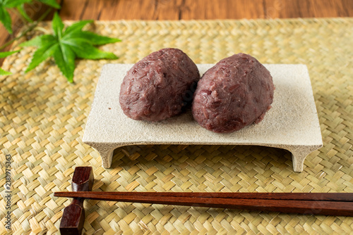 Foto 竹の敷物に盛り付けた日本の伝統的な和菓子おはぎ