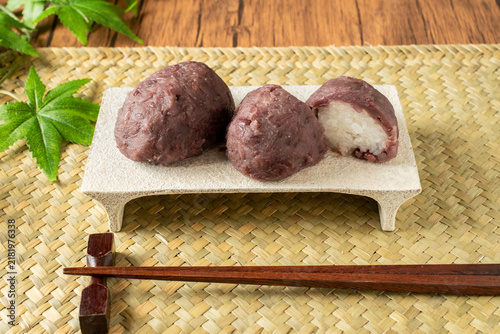 Fotografía 竹の敷物に盛り付けた日本の伝統的な和菓子おはぎ