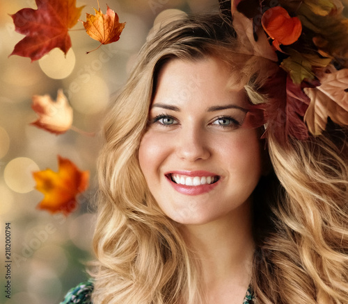 Fotografía Cheerful blonde woman smiling, surrounded by vibrant autumn leaves, feeling the