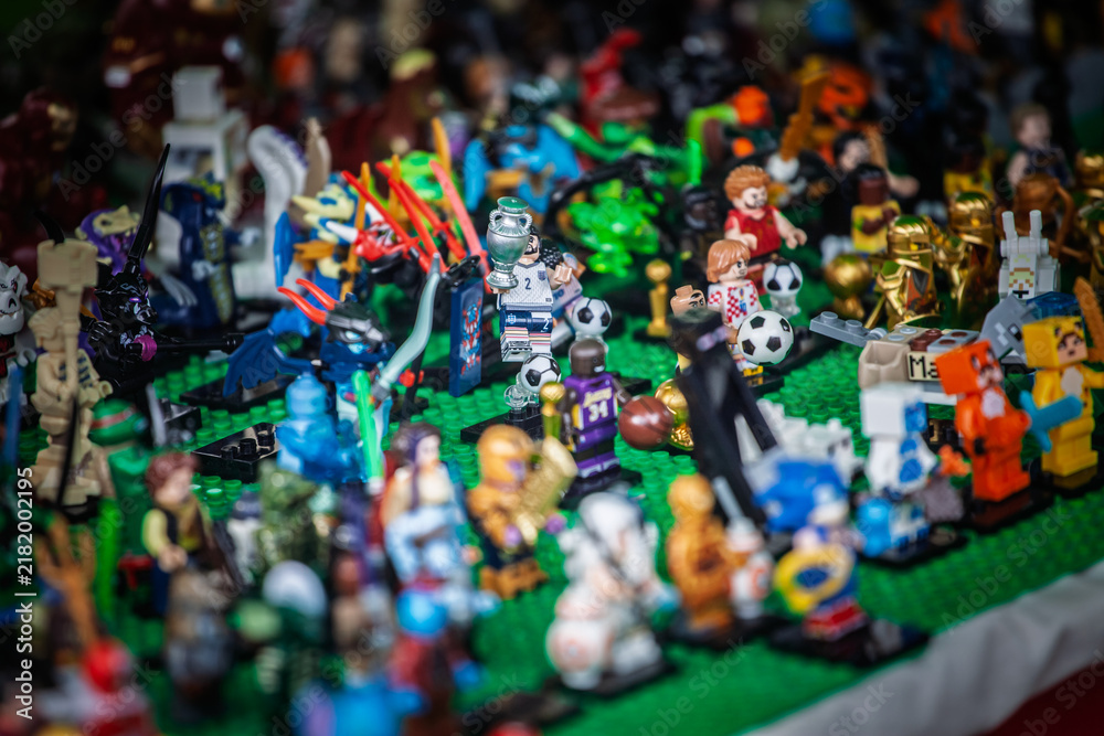 Obraz premium BELGRADE, SERBIA - JULY 11, 2026: Assorted Lego figurines and toy characters are arranged for sale on a market stall in Belgrade, with mini figures, sports themes and fantasy characters.