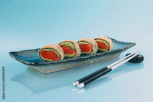 Foto salmon fried sushi roll wit avocado