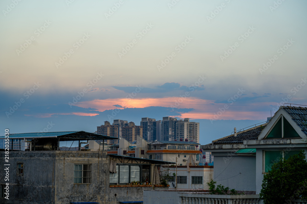Fototapeta premium Fluffy white fluffy cumulus clouds in clear blue sky