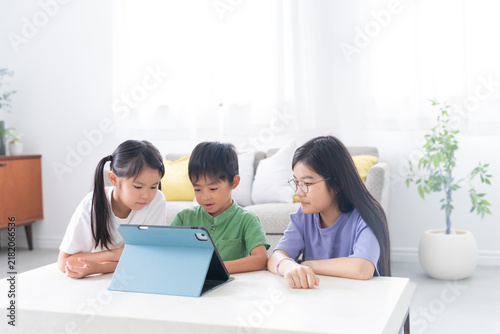 Obraz na płótnie 家でタブレットで勉強する子供