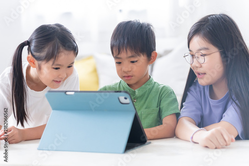 Naklejka 家でタブレットで勉強する子供