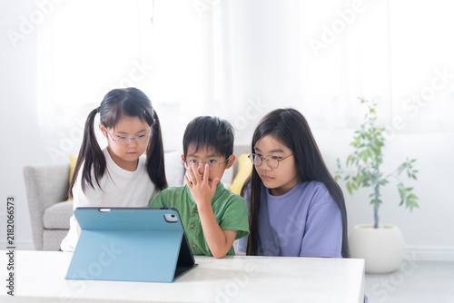 Plakat 家でタブレットで勉強する子供