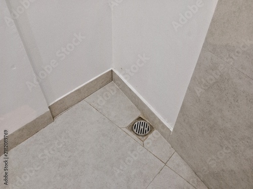 Bild auf Leinwand Stainless steel floor drain in bathroom showcasing modern plumbing, hygiene, and functional design