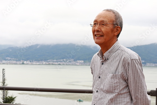 湖を眺める男性