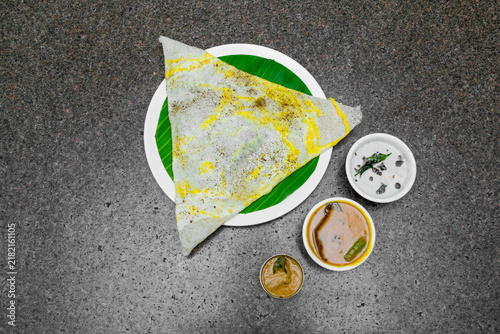 Konstfotografi South Indian egg dosa served with chutneys