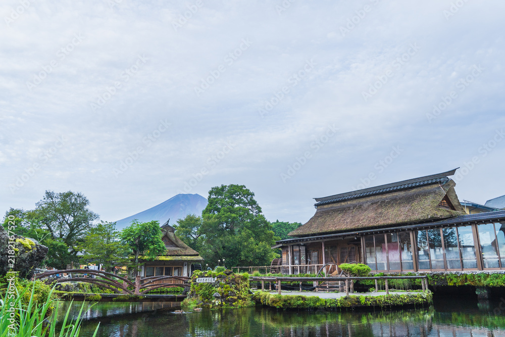 Fototapeta premium 日本の風景【山梨県】夏の富士山と忍野八海
