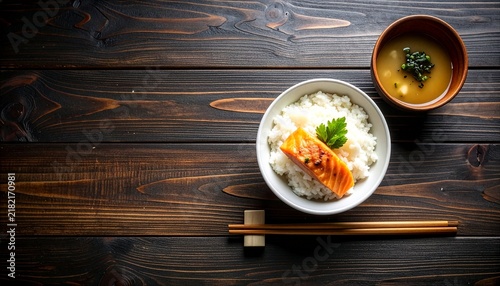 Obraz w ramie 余白のある木の食卓に並ぶ焼き鮭とごはんの和朝食
