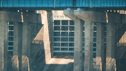 Obraz na plátně Industrial architecture featuring massive concrete pillars blue steel girders