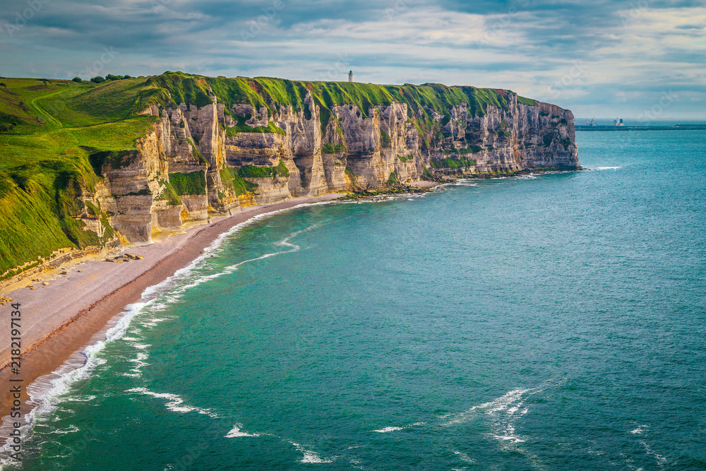 Obraz premium Stunning beach and high cliffs near Etretat, Normandy, France