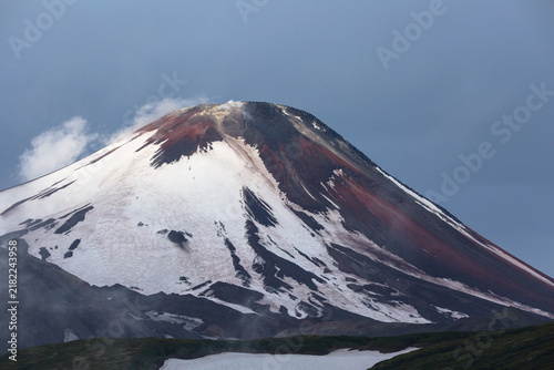 Obraz na płótnie avachinsky volcano with active fumarola