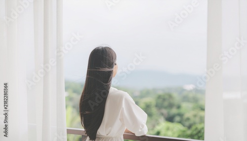 Fototapeta 窓の外を眺める女性