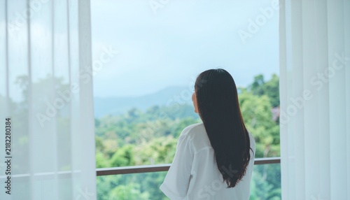 Fototapeta 窓の外を眺める女性