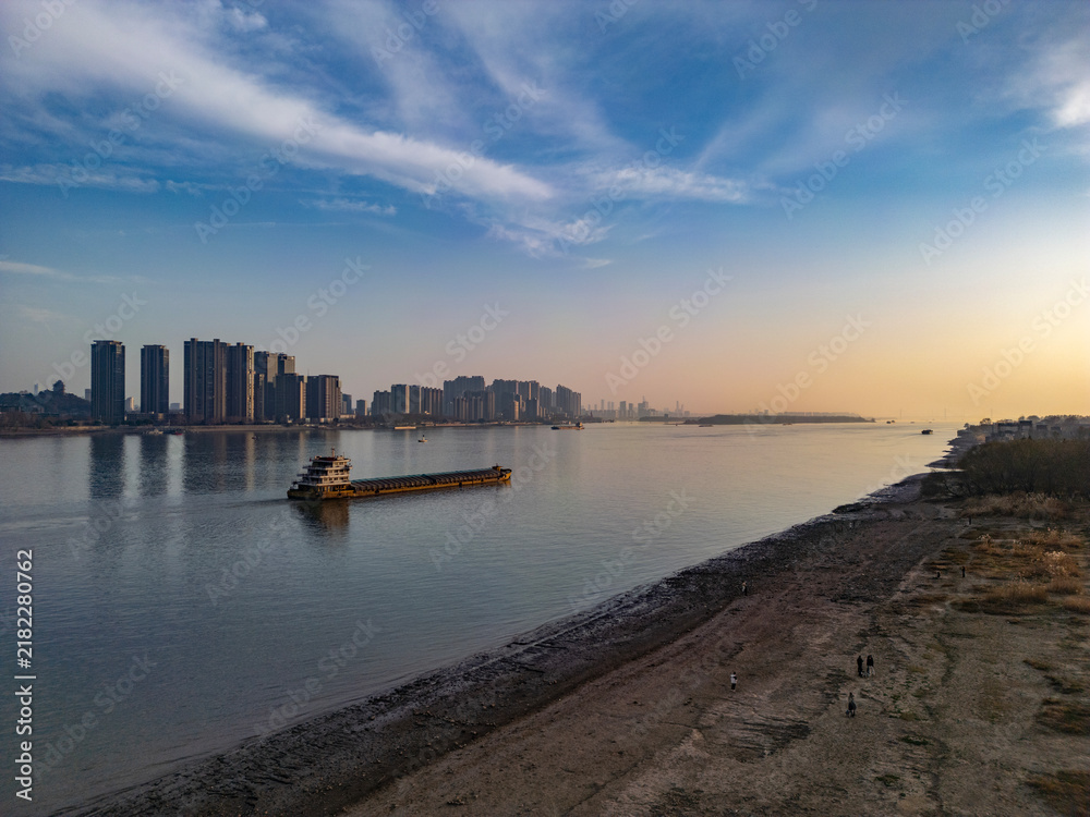 Fototapeta premium The Yangtze River rolls on