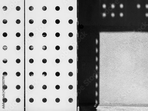 Sfondo geometrico di elementi, luci ed ombre in bianco e nero. Linee verticali ed orizzontali.