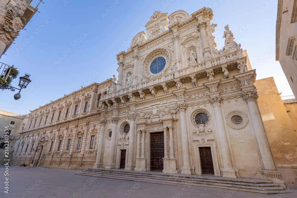 Obraz premium Facciata Basilica di Santa Croce a Lecce con vista del palazzo dei Celestini e ciao azzurro - Salento - Puglia